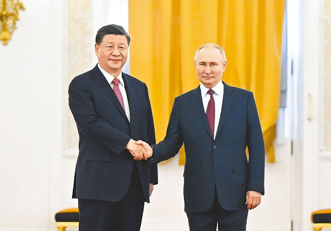 中国国家主席习近平（左）3月21日与俄罗斯总统普丁（右）在莫斯科克里姆林宫会谈。（新华社）