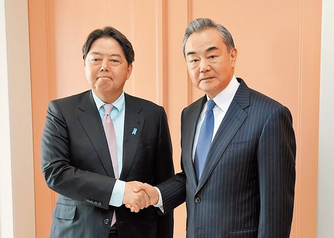 日媒透露，日本外相林芳正已开始协调4月1日至2日访问大陆。图为林芳正（左）2月19日与中共中央政治局委员、中央外事工作委员会办公室主任王毅（右）于第59届慕尼黑安全会议上会晤。（摘自日本外务省官网）