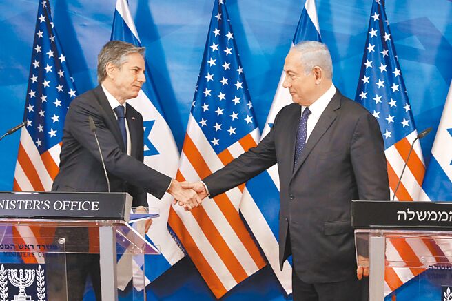 美国总统拜登敦促以色列总理尼坦雅胡放弃司法改革法案，尼坦雅胡回应，他不会基于境外的压力而做出决策。图为美国国务卿布林肯（左）2021年5月25日与尼坦雅胡（右）会面。（新华社）