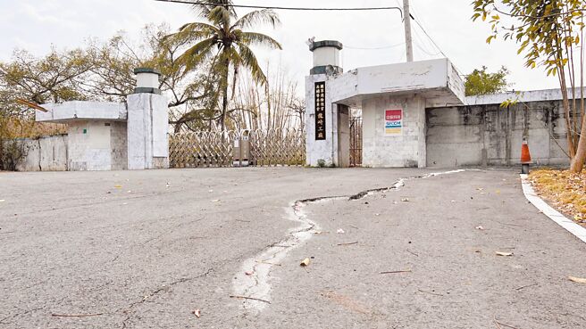 台南社大環境行動小組召集人黃煥彰質疑，龍崎牛埔泥岩惡地畫設自然保留區和地質公園2年，南市府遲遲無作為，如今成了鐵幕地質公園，大門仍深鎖。（台南社大提供／曹婷婷台南傳真）