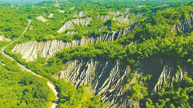 龍崎牛埔泥岩惡地雖獲南市府畫設自然保留區和地質公園，但歐欣掩埋場預定地卻未畫入地質公園，引發外界質疑。（台南社大提供／曹婷婷台南傳真）