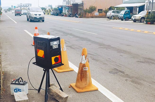 台9线东兴派出所前出现1架用电脑主机壳偽装的测速照相，警方表示，有人形立牌的效果。（读者提供／庄哲权台东传真）