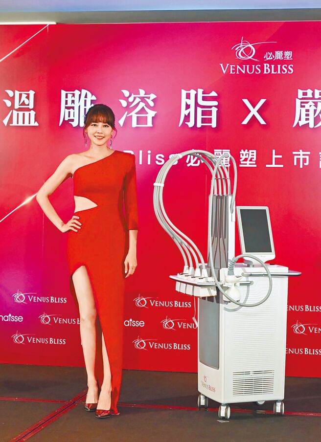 严立婷昨穿挖空高叉长裙，露出好身材。（品牌提供）