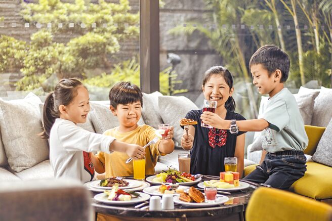 台南大皇冠假日酒店推出連假優惠，讓兒童免費吃Buffet。（台南大皇冠假日酒店提供）