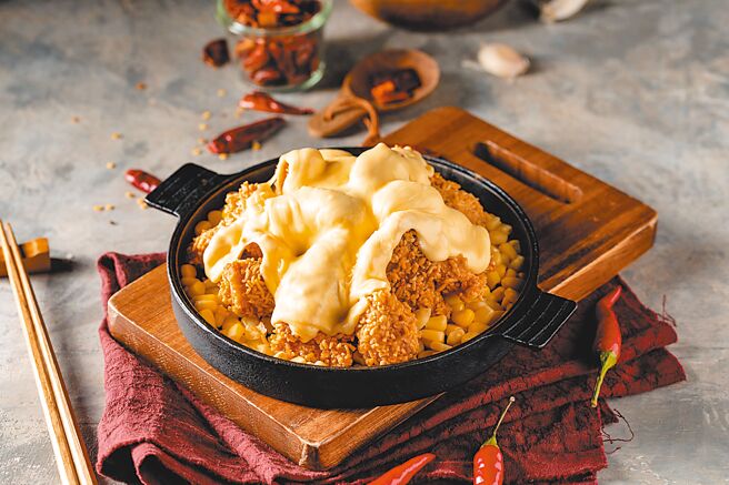 「豆府」餐飲集團因應4月連假，4月3日起一連3天祭出炸雞買1送1優惠。（豆府餐飲集團提供）