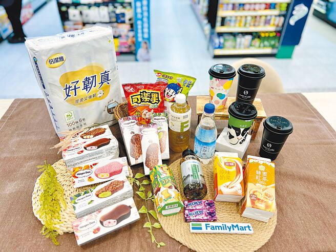 全家於線上及線下推多重好康，包含Let’s Cafe與Fami!ce全家霜淇淋買一送一、百大夯品第二件4折。（全家提供）