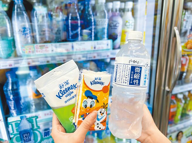 迎清明連假，萊爾富掃墓祭祖補給品包含多款溼紙巾、面紙、礦泉水等，最低下殺4.9折起。（萊爾富提供）