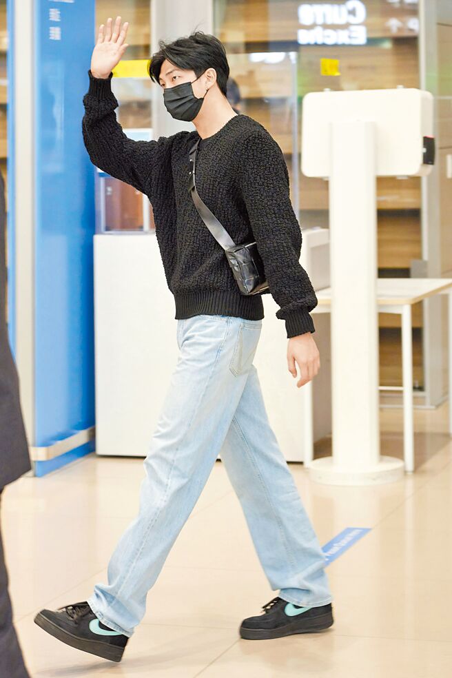 RM日前带Bottega Veneta Cassette Sling肩背包被媒体捕捉到。（Bottega Veneta提供）