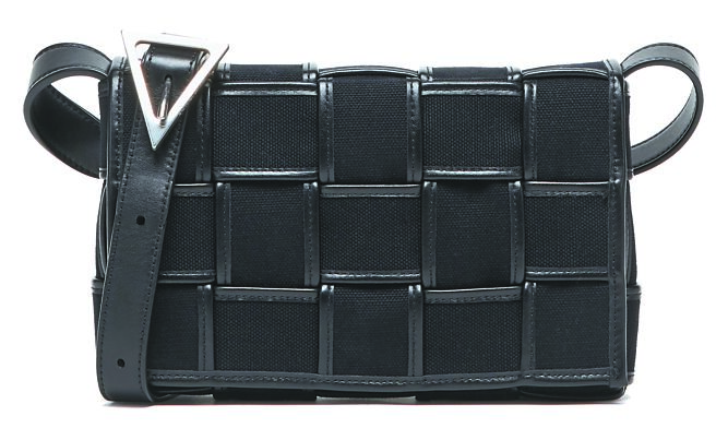 Bottega Veneta Cassette 帆布牛皮肩背包，6万9900元。（Bottega Veneta提供）
