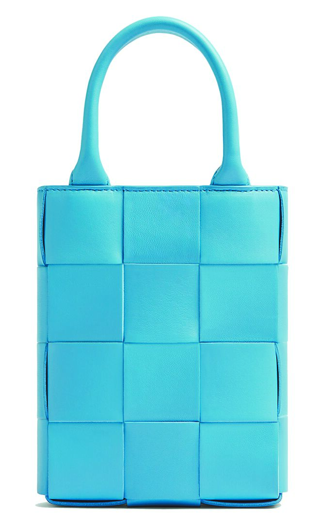 Bottega Veneta  Mini Cassette 直式托特包，7万9400元。（Bottega Veneta提供）