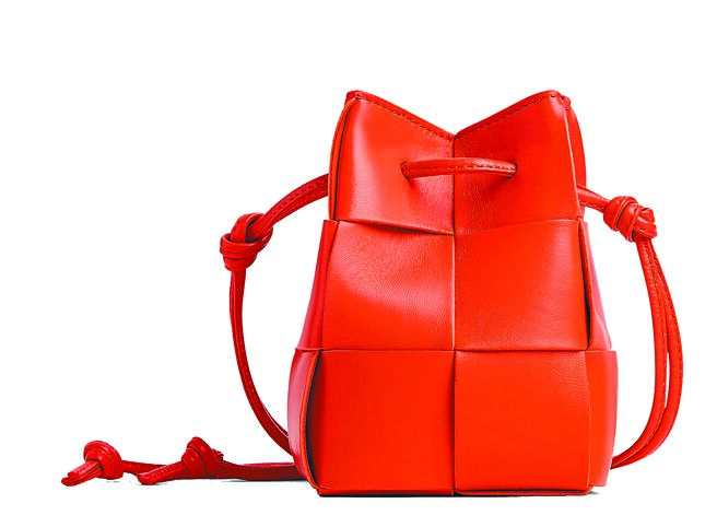 Bottega Veneta Cassette迷你水桶包（艳阳橘），3万9500元。（Bottega Veneta提供）