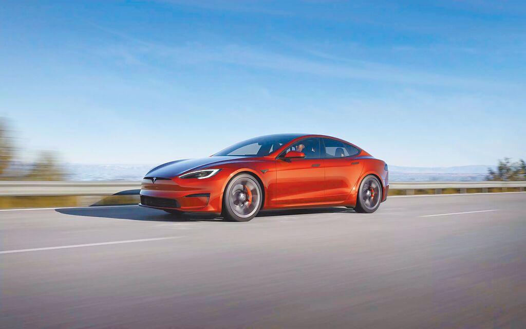 Tesla推出Model S全新車色「Ultra Red 烈焰紅」，即日起正式開放台灣官方網站訂購。（Tesla提供）