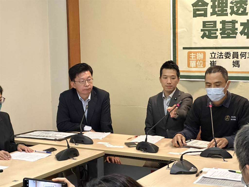 立委何志偉、郭國文、崔媽媽基金會今天上午共同召開「合理透明的電價是基本人權」記者會。（楊亞璇攝）