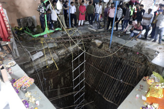 影》印度寺廟地板坍塌信徒驚墜井 35死
