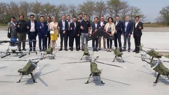 捷克國會訪問團來訪 雷虎秀出群飛無人直升機T-200