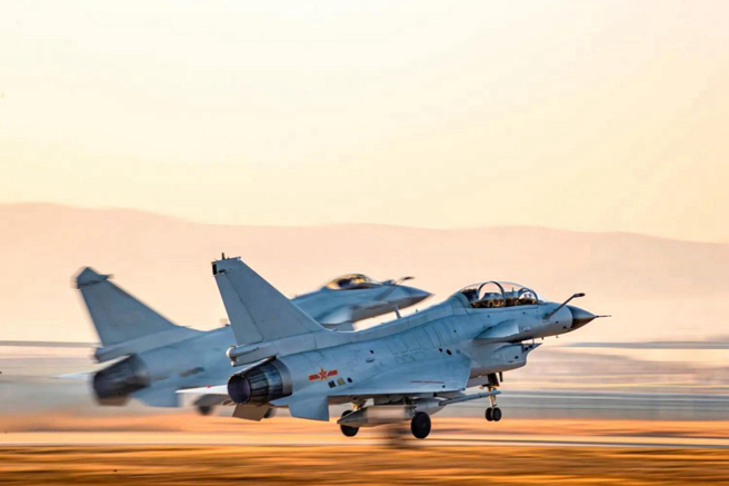 近日台海局勢升溫，中國大陸不斷派出戰機穿越台海中線。圖為中國人民解放軍殲-10C戰機。（圖／中國軍網）