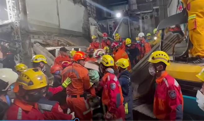 中市老屋倒塌3工人遭活埋慘死，救援人員緊急開挖搶救，在31日凌晨救出最後1人。（台中市消防局提供／陳淑芬台中傳真）