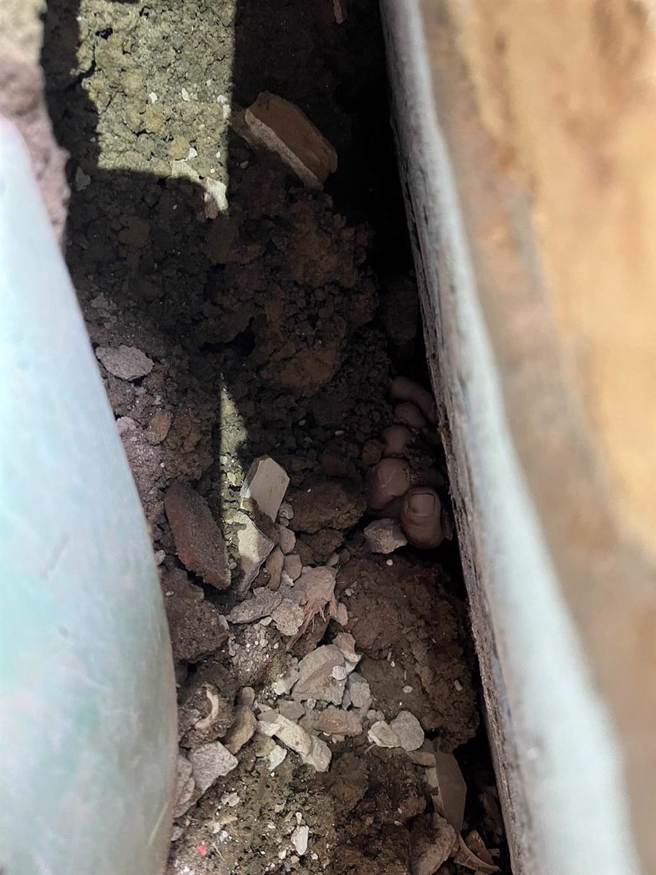 台中市中区台湾大道一段299巷5号房屋30日上午发生倒塌，造成1死2伤，稍早传出好消息，消防人员看见瓦砾堆中有受困者的头髮与手指露出，正在抢救中。（民眾提供／潘虹恩台中传真）
