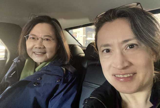 驻美大使萧美琴在脸书贴出，与蔡英文总统在车上的合照。（图／取自萧美琴脸书）
