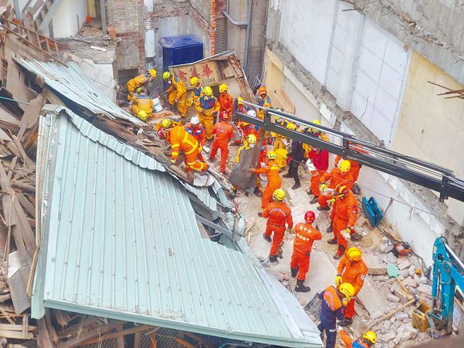 台中市台湾大道1栋百年老屋，因邻屋30日施工不慎造成倒塌。（台中市消防局提供／张妍溱台中传真）