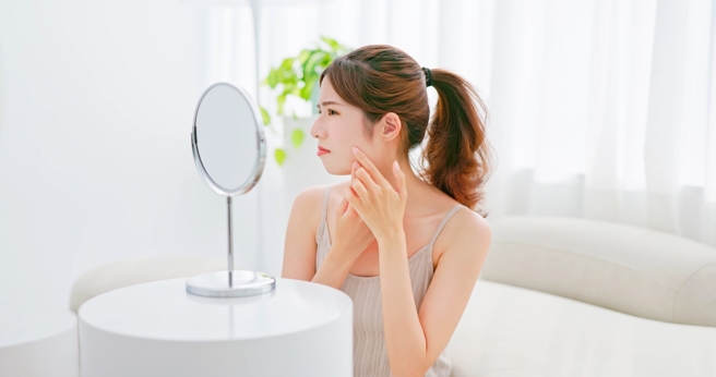 医师指出，若肝臟有问题，通常皮肤都会出现状况。（示意图／Shutterstock）