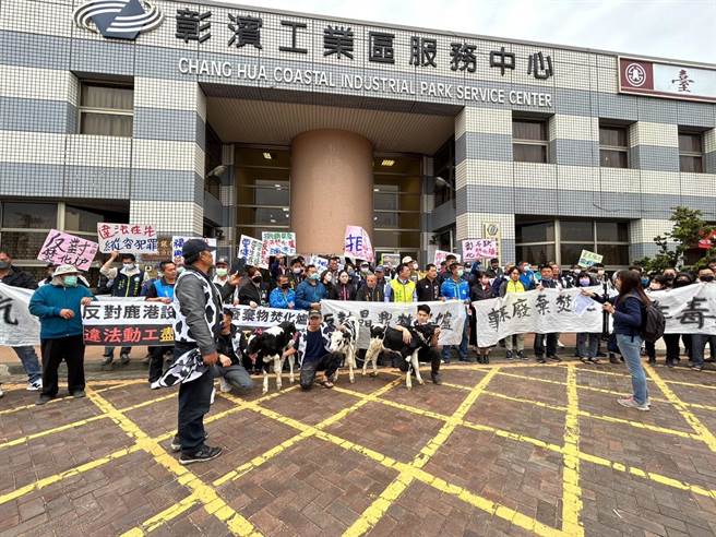彰滨服务中心30日举行施工前公开说明会，不过当天彰化环团号召上百酪农、文蛤农，带着牛只、割草机等到场抗议，高举「反对鹿港设置有害事业废弃物焚化炉」白布条。（彰化县环盟提供／吴建辉彰化传真）