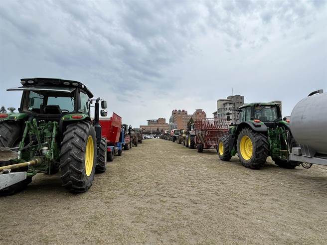  超过20台的割草机停在彰滨服务前面，要求尽速全面停工，并撤销开发。（彰化县环盟提供／吴建辉彰化传真）