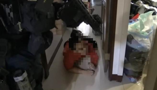 陳姓主嫌在警方強勢攻堅後，只能狼狽趴在地上。（警方提供）