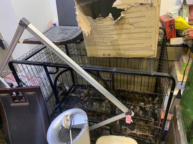 4名嫌犯當時就是將被害人銬在狗籠旁凌虐。（警方提供）