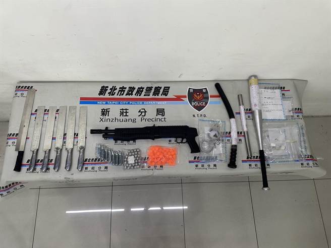 警方在現場查扣的西瓜刀、球棒等物證。（警方提供）★《中時新聞網》關心您：保護自己、遠離毒品！