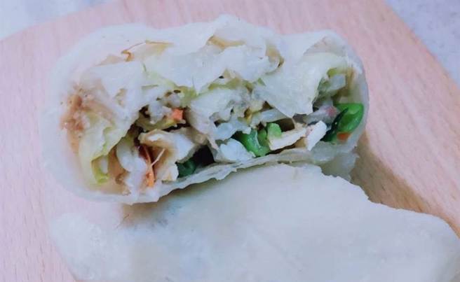 清明节许多人都会吃润饼，每卷润饼热量约300到600大卡不等，营养师建议一天最多浅嚐一份。（本报资料照）