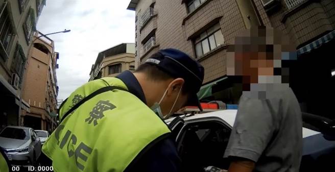 廖男被逮时不断提醒该如何照顾中风友人。（翻摄照片／高雄洪靖宜传真）