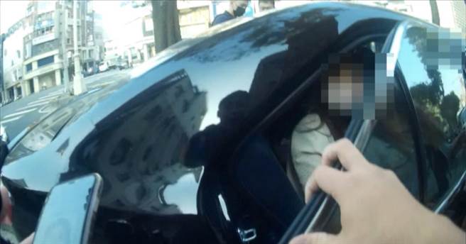 谢姓女子原本的旅游计画因通缉犯身分泡汤。（高市苓雅分局提供／杨舒婷高雄传真）