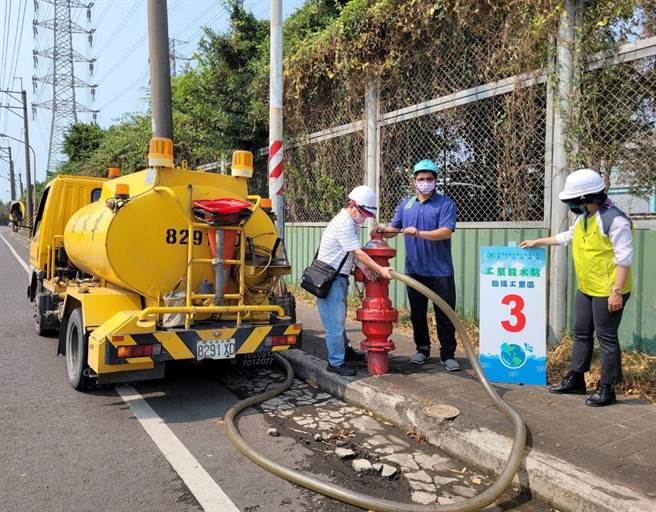 高市府经发局30日与台水公司、经济部工业区、科技产业园区、科学园区与辖管产业园区等10个园区服务中心及进驻厂商，在小港临海工业区启动水车演练。（高市府经发局提供／洪浩轩高雄传真）