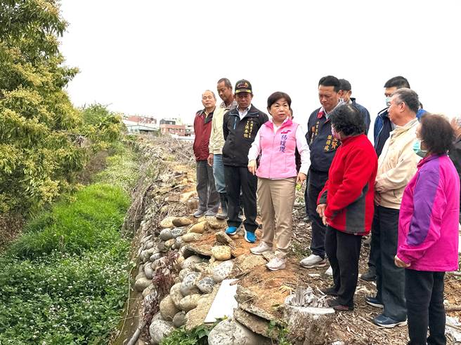 大雅区中央支线七轮区中排护岸上游崩解滑动，立委杨琼璎前往会勘，会中决议将进行整治。（陈淑娥摄）