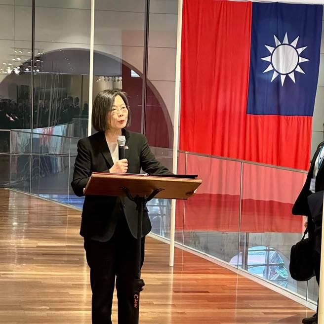 总统蔡英文高调过境美国，若中共在蔡英文返台之际，展开锁岛军演，让蔡英文只能穿空隙回台，岂不是灰头土脸，面子里子尽失！（图／取自陈明文脸书）