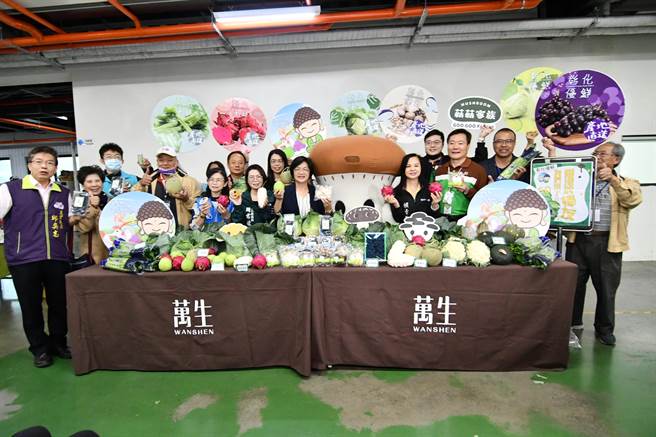 王惠美表示，縣府大力推行3章1Q，除了內銷之外，也積極拓展外銷通路，這次要感謝萬生農場黃總經理整合好吃又有營養的農特產。（彰化縣政府提供／吳建輝彰化傳真）