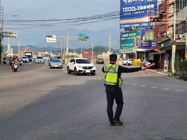 东势警分局为让民眾了解治安及交通工作资讯，特别与东势林场于4月推出连假旅游小确幸。（警方提供／陈淑娥台中传真）