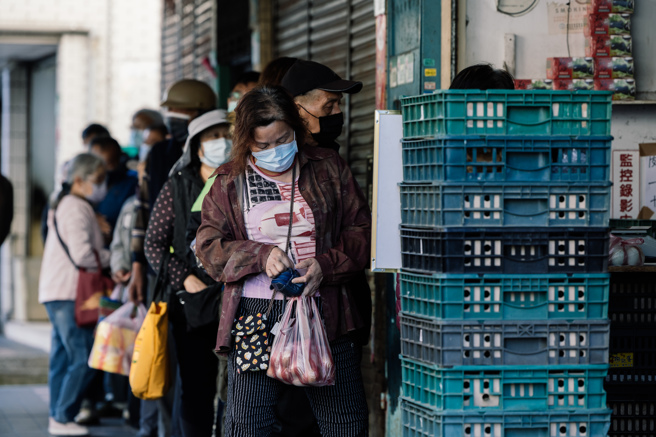 台湾闹蛋荒，不少民眾早起排队买鸡蛋。（本报系资料照）