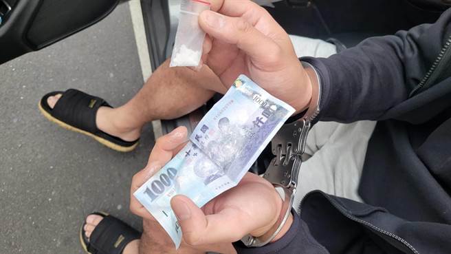 吳姓男子用千元鈔包住毒品欲丟棄，欲蓋彌彰反遭警識破逮捕。（讀者提供／程炳璋台南傳真）