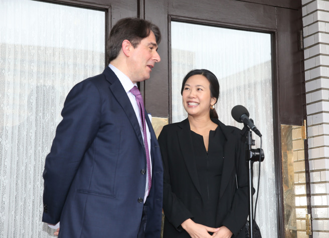 立委吴欣盈（右）31日在立法院质询时，其夫婿雷诺（左）到场旁听，并在质询后一同受访。（姚志平摄）