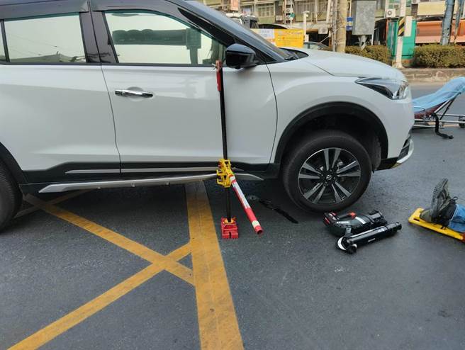 骑士卷入车下一度无生命迹象，警消即刻救援。(屏县消防局提供)