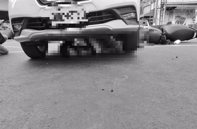 骑士卷入车下一度无生命迹象，警消即刻救援。(屏县消防局提供)