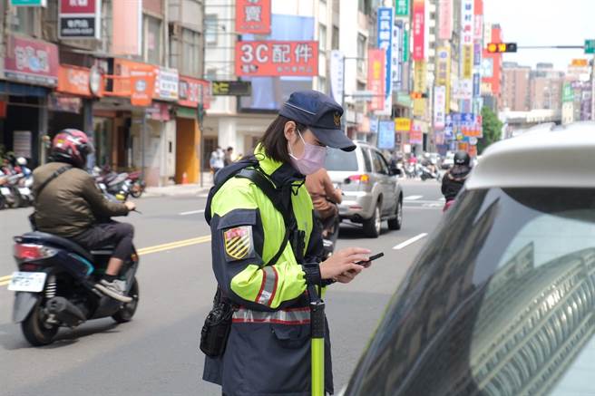 未礼让行人罚锾从2000元升至3600元，竹市警于执法首日开始加强取缔。（新竹市警局提供／王惠慧新竹传真）