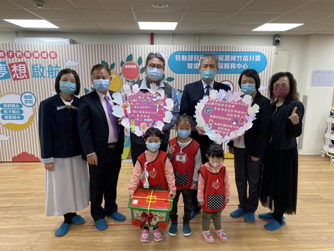 劳动部劳动力发展署桃竹苗分署于幼狮训练场成立职场互助教保中心，今日剪彩启用。（蔡明亘摄）