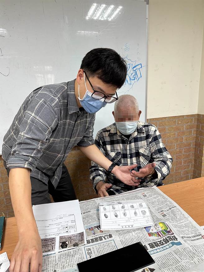 宜蘭警方推指紋建檔服務，藉此比對走失者的指紋，讓他們可以在最短時間內回家。（宜蘭縣警察局提供／李忠一宜蘭傳真）