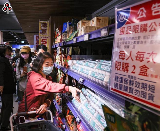 据农委会公布的最新鸡蛋产销资讯指出，目前产蛋鸡只数为3116只，较上周3158万只再减少42万只，且日产蛋箱数再减少500箱（约10万颗）。（报系资料照）