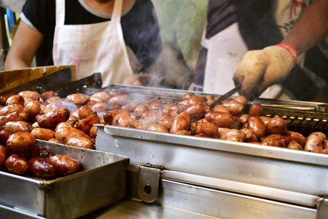 ▲庙口美味的一口吃小香肠。（基隆市政府提供／徐佑升基隆传真）