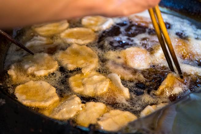 ▲庙口美味的天妇罗。（基隆市政府提供／徐佑升基隆传真）