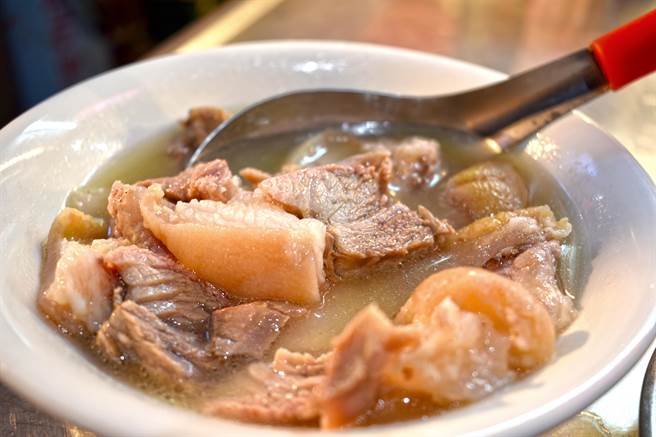 ▲庙口美味的原汁猪脚汤。（基隆市政府提供／徐佑升基隆传真）